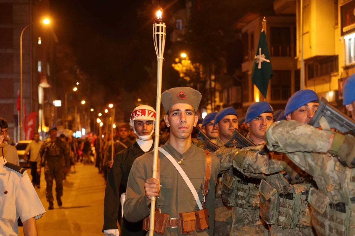 Afyonkarahisar'da Büyük Taarruz'un 103. yıl dönümü dolayısıyla "Zafer Bayramı Fener Alayı"...