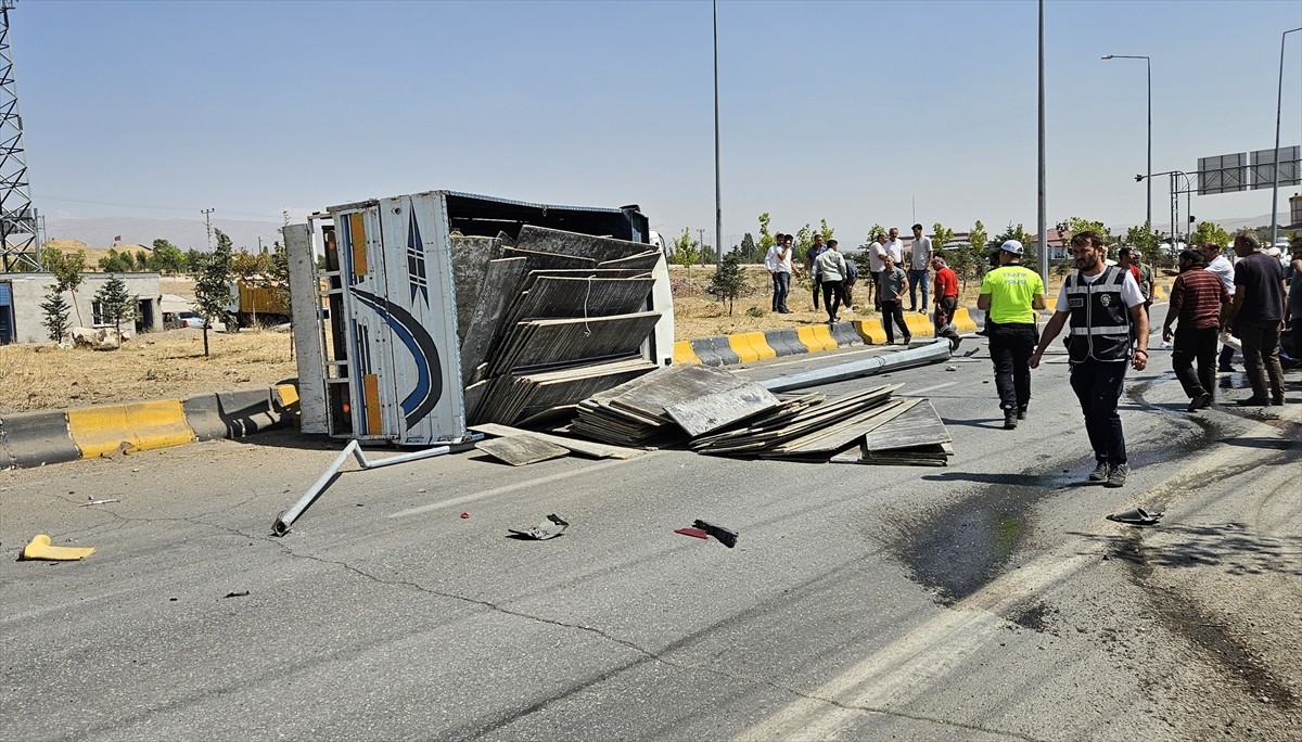 Ağrı'nın Patnos ilçesinde kamyonet ile hafif ticari aracın çarpışması sonucu 8 kişi...