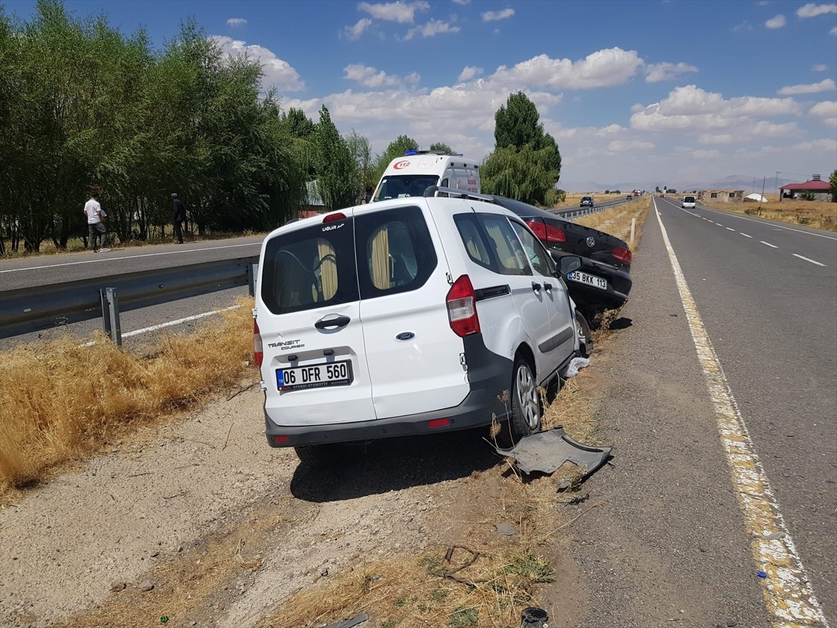 Ağrı'nın Tutak ilçesinde otomobil ile hafif ticari aracın çarpışması sonucu aralarında İl Sağlık...