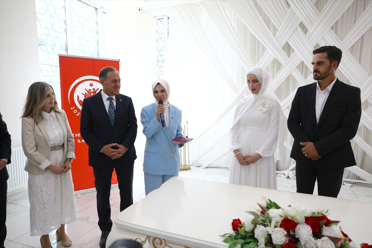 Aile ve Sosyal Hizmetler Bakanı Mahinur Özdemir Göktaş, Bingöl'de "Evlenecek Gençlerin...
