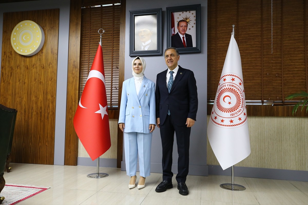 Aile ve Sosyal Hizmetler Bakanı Mahinur Özdemir Göktaş, Bingöl Valisi Ahmet Hamdi Usta'yı...