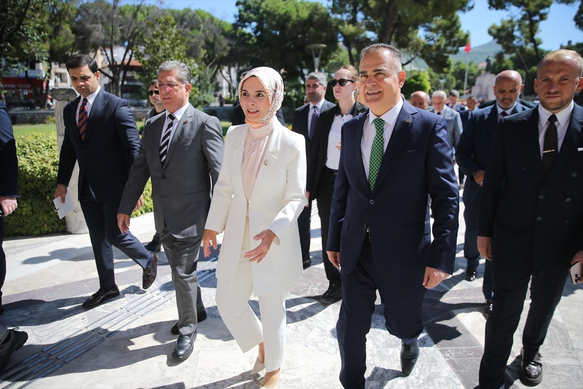 Aile ve Sosyal Hizmetler Bakanı Mahinur Özdemir Göktaş, Muğla Valisi İdris Akbıyık'ı ziyaretinde...