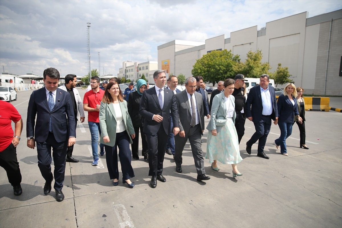 AK Parti Dış İlişkilerden Sorumlu Genel Başkan Yardımcısı Zafer Sırakaya (sol 3), Kapıkule Sınır...