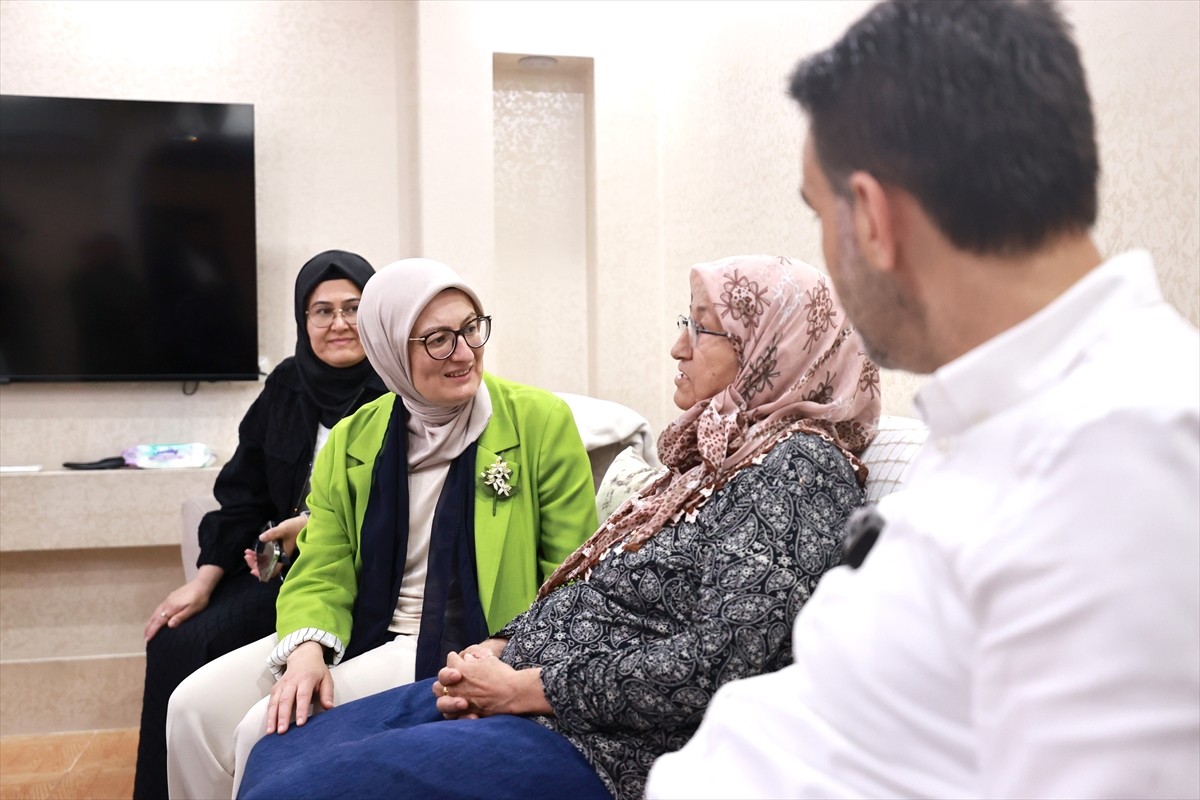 AK Parti Genel Başkan Yardımcısı Belgin Uygur (sağ 3), Cumhurbaşkanı ve AK Parti Genel Başkanı...