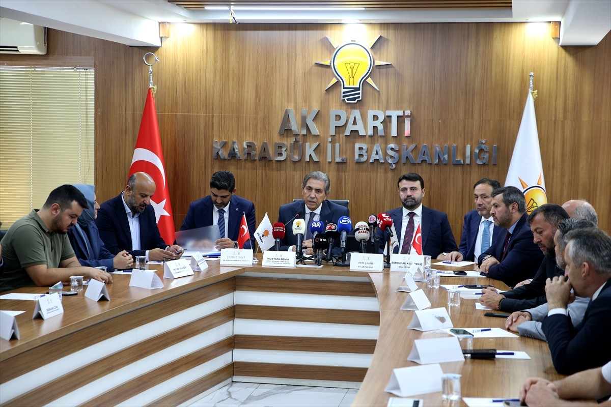 AK Parti Genel Başkan Yardımcısı Mustafa Demir, AK Parti Karabük İl Başkanlığı'nda basın...
