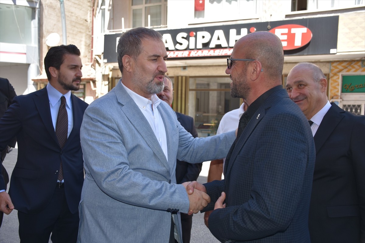 AK Parti Genel Başkan Yardımcısı Mustafa Şen (sol 2), AK Parti Karaman İl Başkanlığında düzenlenen...