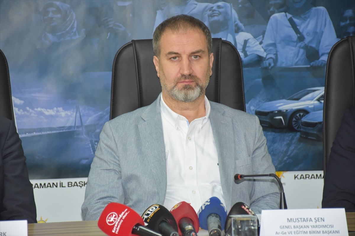 AK Parti Genel Başkan Yardımcısı Mustafa Şen (sol 2), AK Parti Karaman İl Başkanlığında düzenlenen...