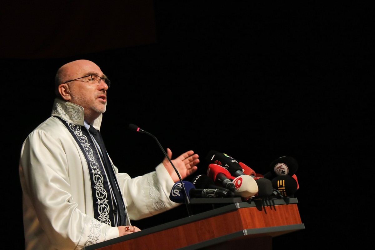 AK Parti Genel Başkanvekili Mustafa Elitaş'a (solda) Kayseri Üniversitesi (KAYÜ) tarafından...