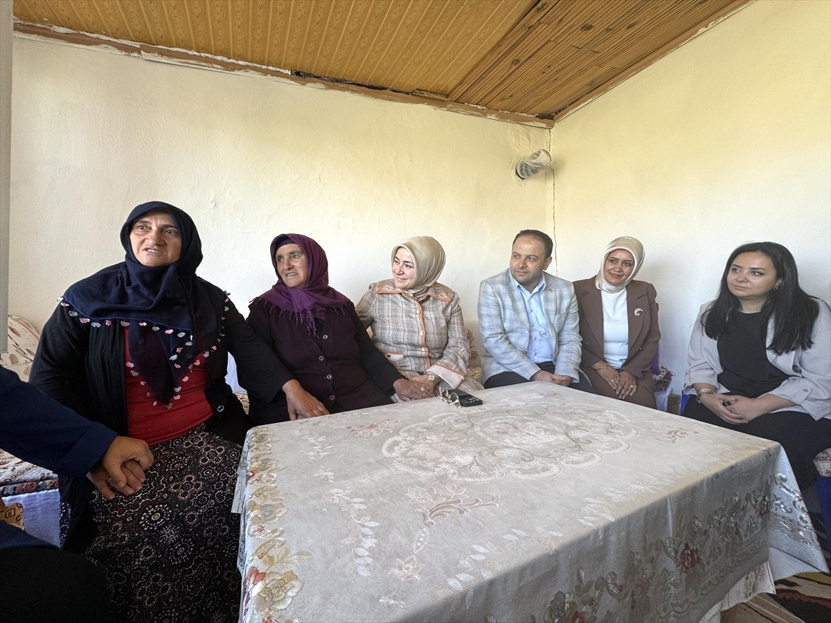 AK Parti Genel Merkez Kadın Kolları Başkanı Tuğba Işık Ercan (sağ 2), Cumhurbaşkanı ve AK Parti...