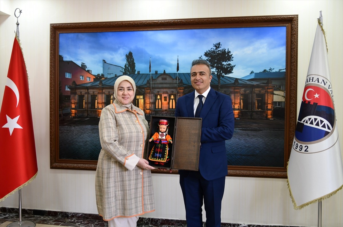 AK Parti Genel Merkez Kadın Kolları Başkanı Tuğba Işık Ercan (sol6), Ardahan'da çeşitli ziyaretler...