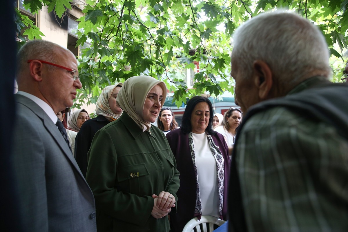  AK Parti Genel Merkez Kadın Kolları Başkanı Tuğba Işık Ercan, yangından etkilenen Bursa'nın Gürsu...