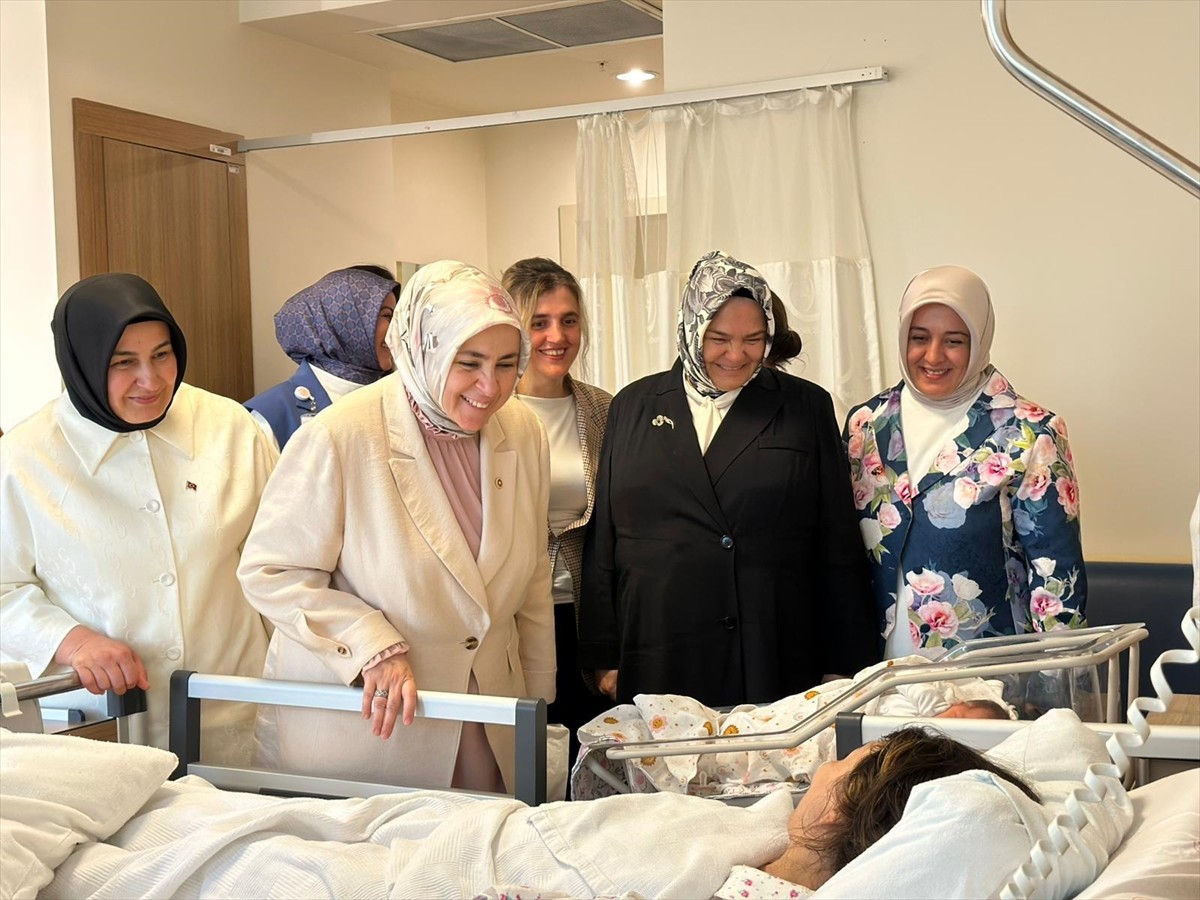 AK Parti kadın kolları teşkilatları, Dünya Emzirme Haftası kapsamında 81 ilde eş zamanlı olarak...