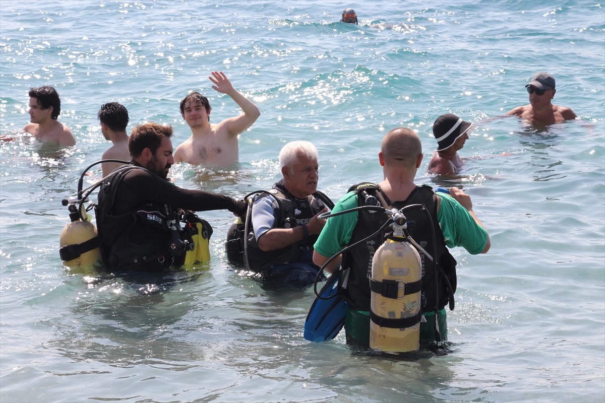 Akdeniz Üniversitesi Su Ürünleri Fakültesi Öğretim Üyesi Prof. Dr. Mehmet Gökoğlu, deniz suyu...