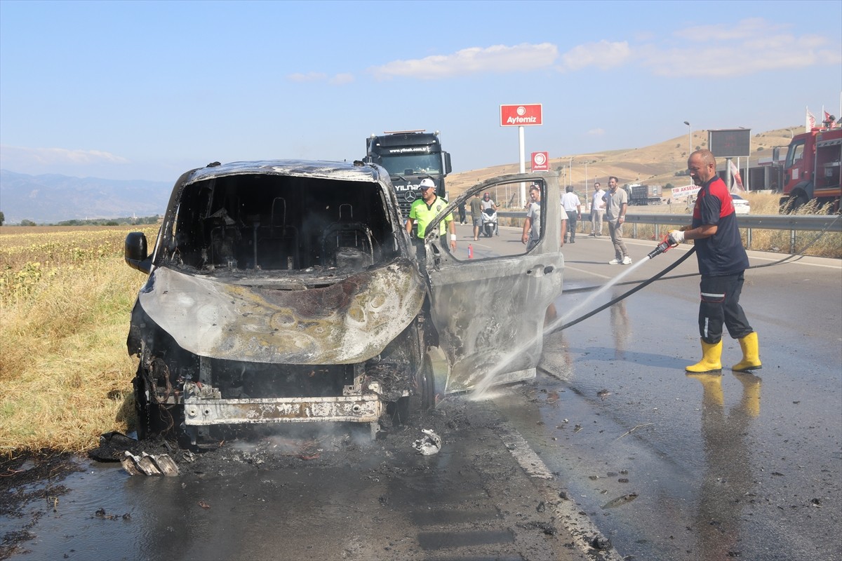 Amasya'nın Taşova ilçesinde seyir halindeki tıbbi ilaç yüklü panelvanda çıkan yangın itfaiye...