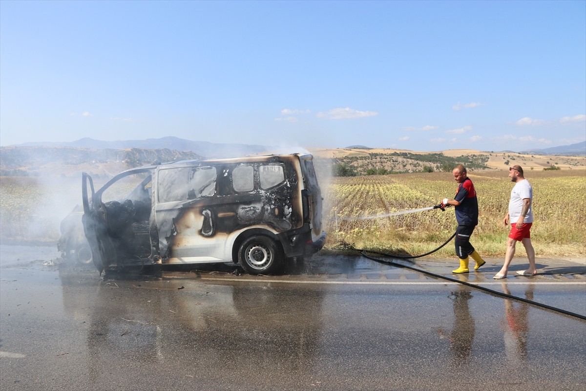 Amasya'nın Taşova ilçesinde seyir halindeki tıbbi ilaç yüklü panelvanda çıkan yangın itfaiye...