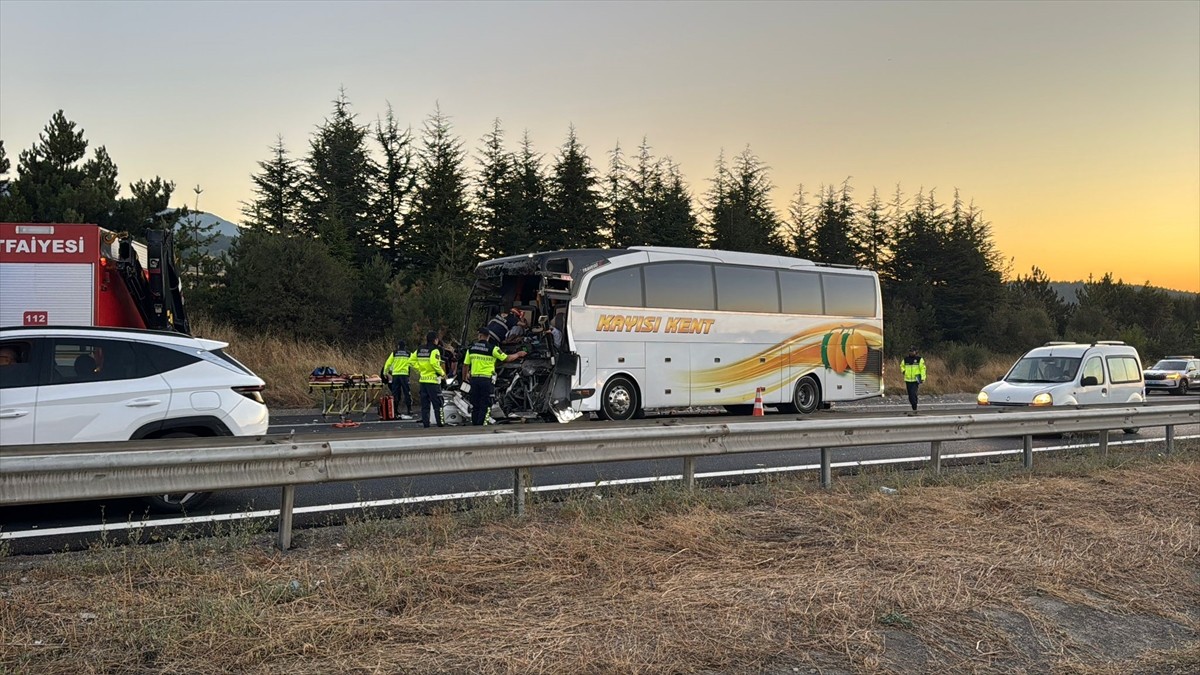 Anadolu Otoyolu'nun Bolu kesiminde yolcu otobüsünün kamyona çarpması sonucu ilk belirlemelere göre...
