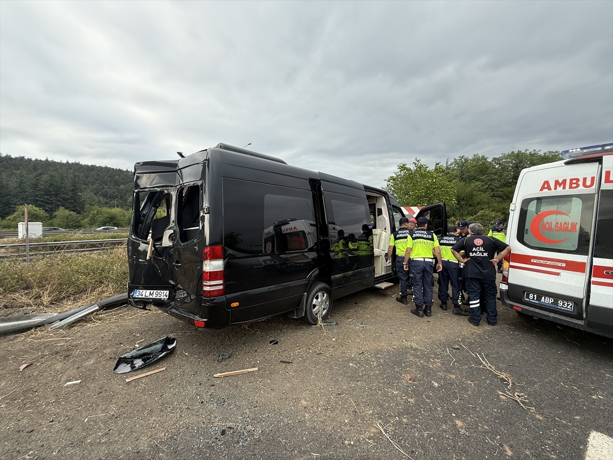 Anadolu Otoyolu'nun Düzce kesiminde müzisyen Çağan Şengül ve vokal grubunu taşıyan minibüsün...