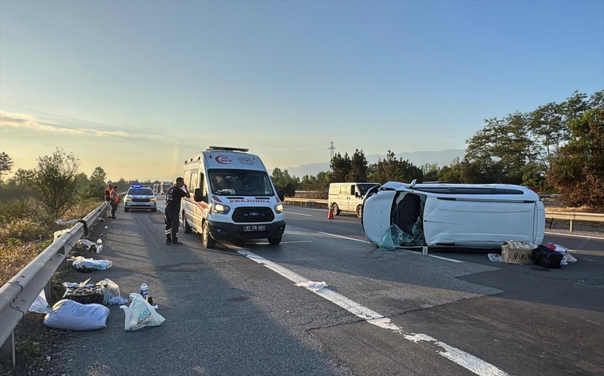 Anadolu Otoyolu'nun Düzce kesiminde otomobilin devrilmesi sonucu 6 kişi yaralandı. Kaza yerine...
