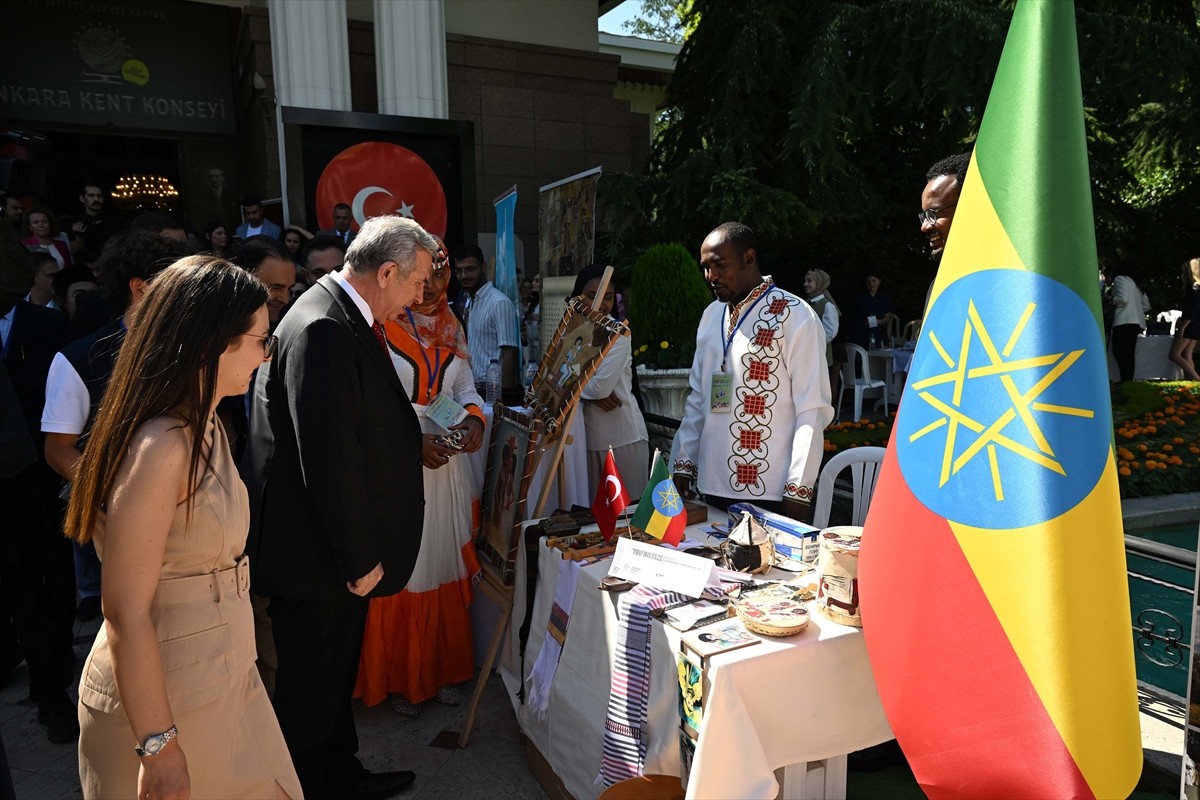 Ankara'da düzenlenen 12 Ağustos Uluslararası Gençlik Günü Buluşması, 27 farklı milletten gençlerin...