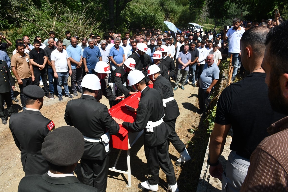  Ankara'da göreve gittiği sırada geçirdiği trafik kazasında hayatını kaybeden Uzman Çavuş Selami...