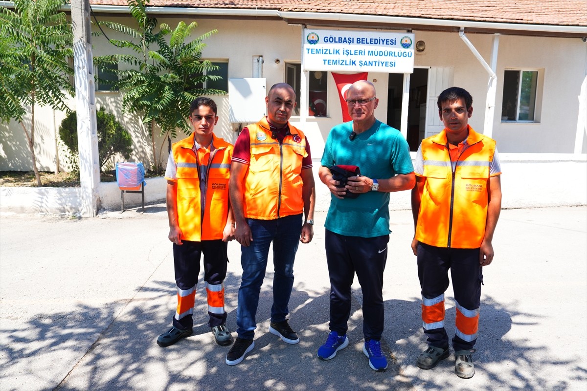 Ankara'nın Gölbaşı Belediyesi Temizlik İşleri Müdürlüğüne bağlı temizlik işçileri, çalışma...