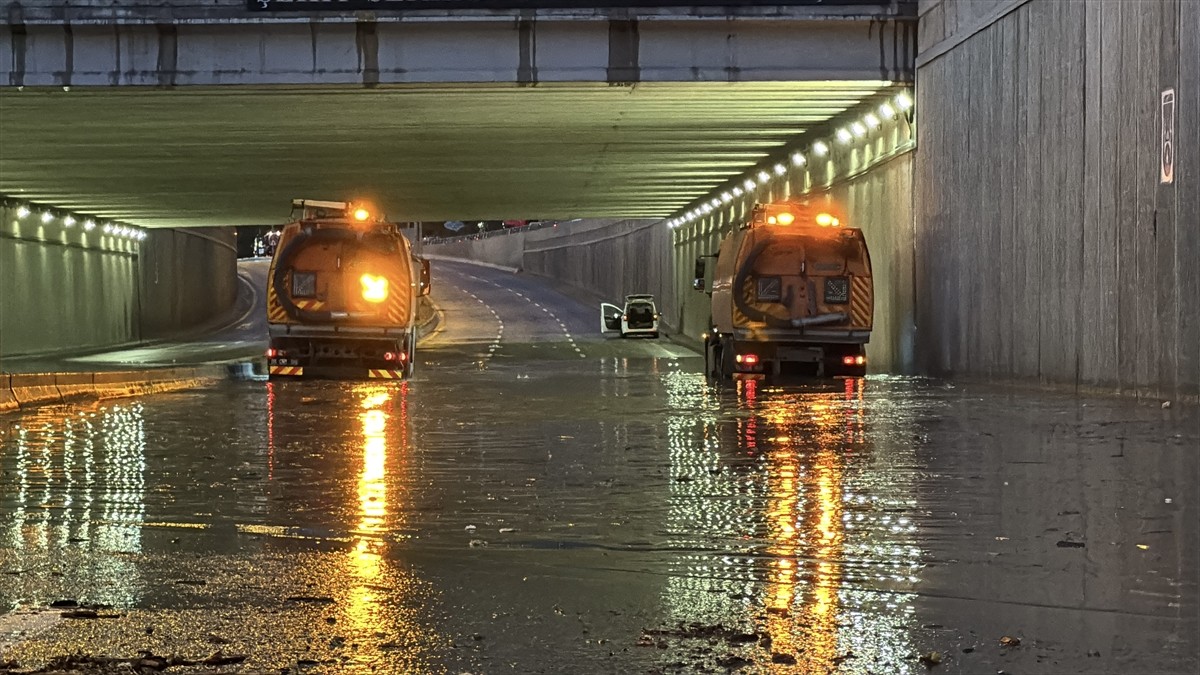 Ankara'nın Mamak ilçesinde etkili olan kısa süreli sağanak alt geçitte su birikintisine neden...