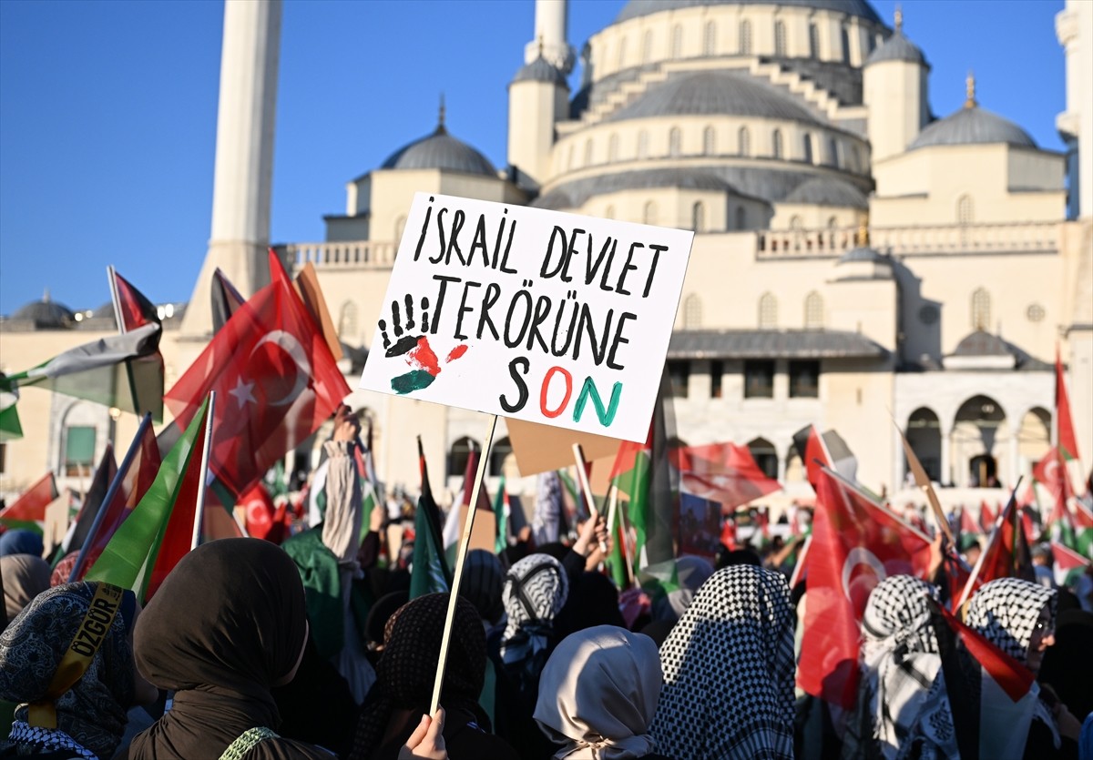 Ankara Filistin Dayanışma Platformu üyeleri, Gazze'ye insani yardım koridoru açılması için...