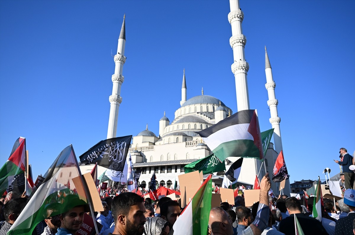 Ankara Filistin Dayanışma Platformu üyeleri, Gazze'ye insani yardım koridoru açılması için...