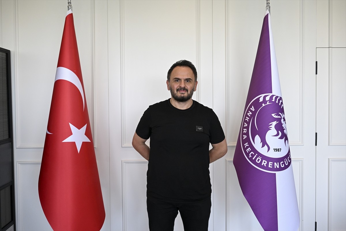 Ankara Keçiörengücü Başkanı Sedat Tahiroğlu, Galatasaray'da forma giyen milli futbolcu Barış Alper...