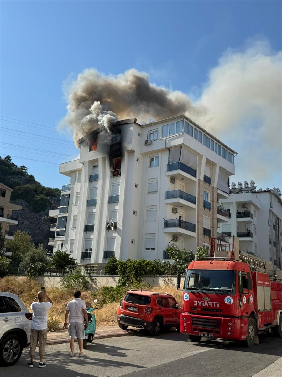  Antalya'da bir apartmanın üst katındaki dubleks dairede çıkan yangın, itfaiye ekiplerince...