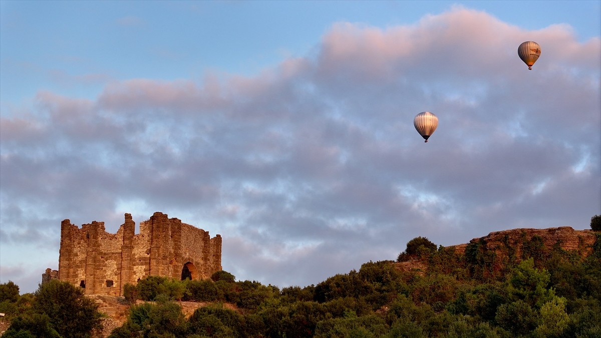 Antalya'da hizmete giren sıcak hava balon turları, kentin turizmine çeşitlilik kazandırıyor. Her...