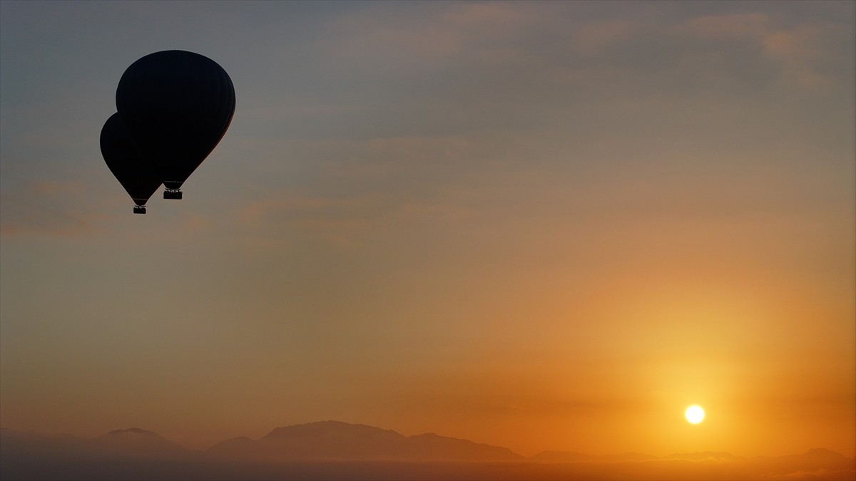 Antalya'da hizmete giren sıcak hava balon turları, kentin turizmine çeşitlilik kazandırıyor. Her...