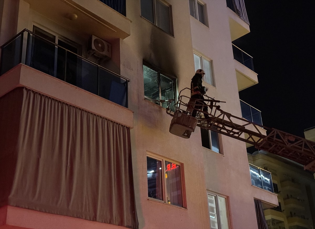 Antalya'nın Alanya ilçesinde bir apartman dairesinde çıkan yangın itfaiye ekiplerince...