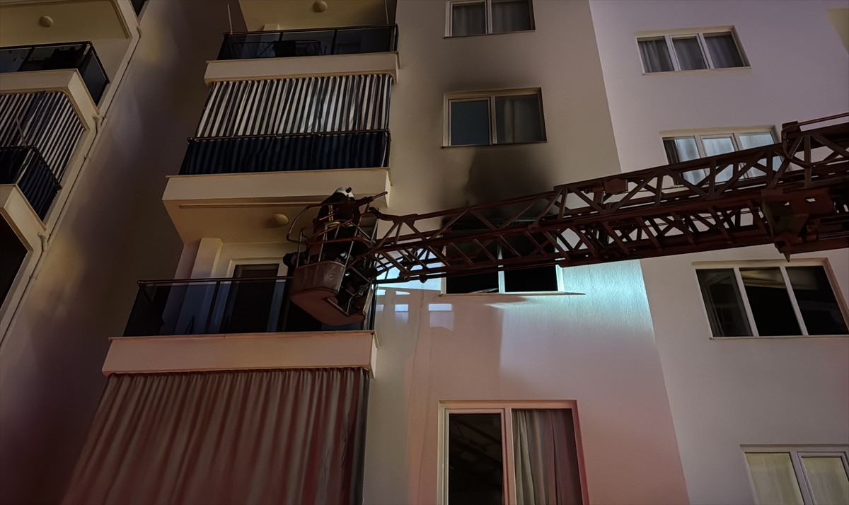 Antalya'nın Alanya ilçesinde bir apartman dairesinde çıkan yangın itfaiye ekiplerince...