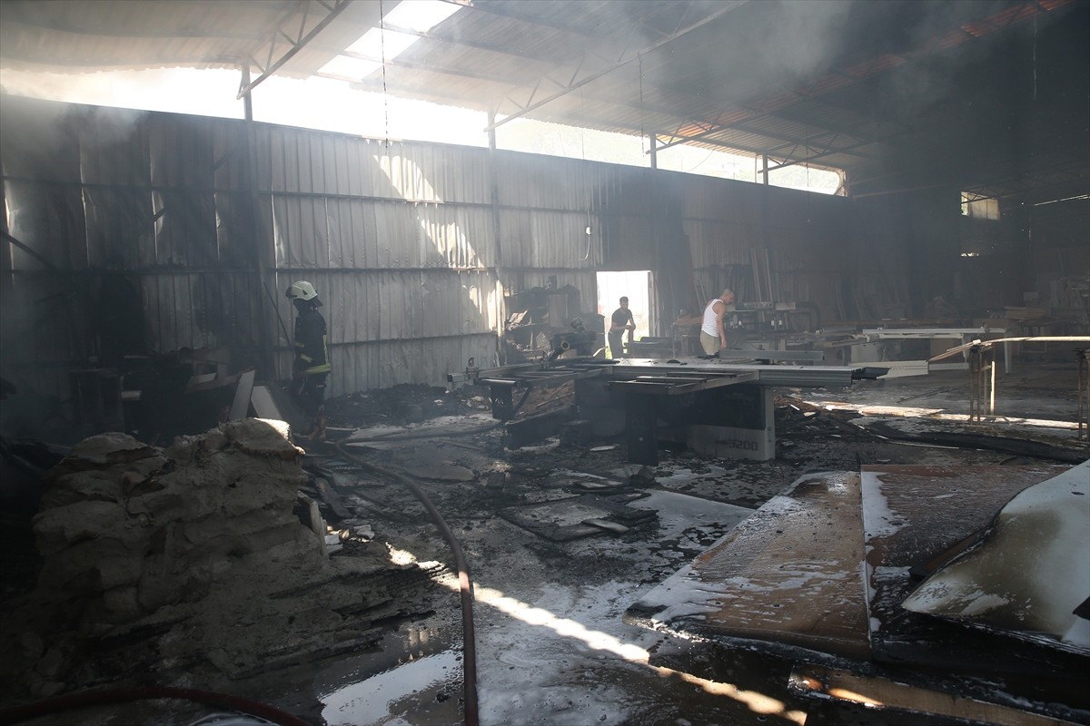 Antalya'nın Alanya ilçesinde mobilya atölyesinde çıkan yangın, itfaiye ekiplerinin müdahalesiyle...