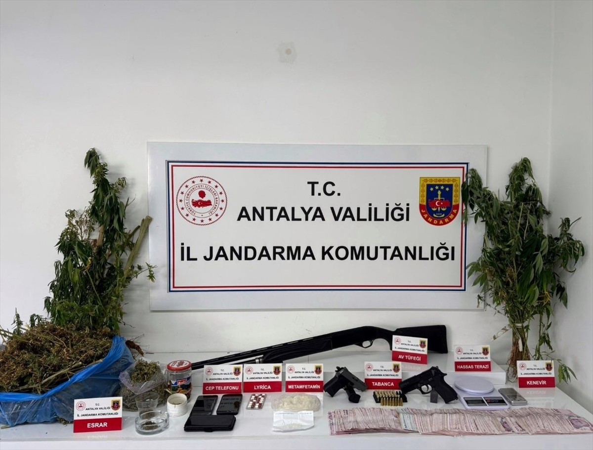 Antalya'nın Alanya ve Kepez ilçelerinden düzenlenen uyuşturucu operasyonunda 4 şüpheli gözaltına...