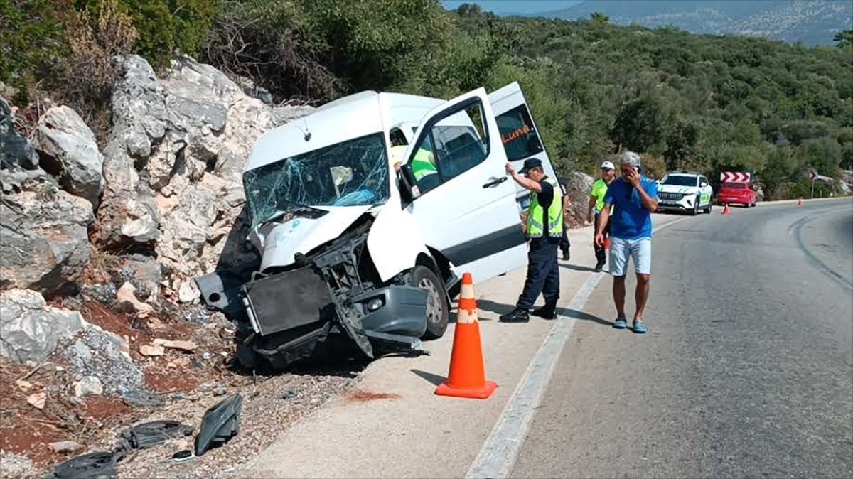 Antalya'nın Demre ilçesinde yoldan çıkarak kayalıklara çarpan tur minibüsündeki 17 kişi yaralandı....