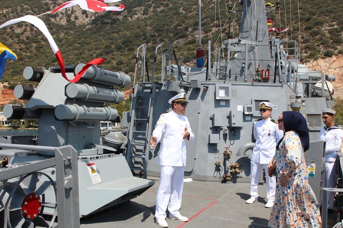 Antalya'nın Kaş ilçesine demirleyen TCG Kaş hücumbotu, 30 Ağustos Zafer Bayramı kutlamaları...