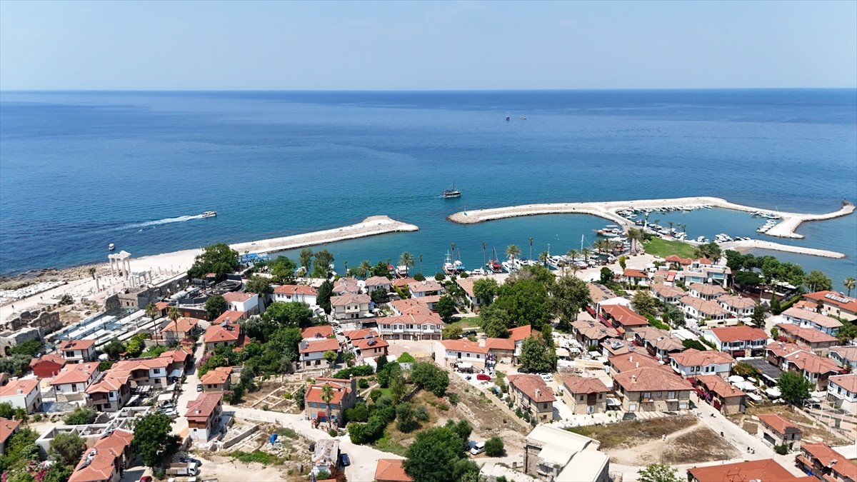 Antalya'nın Manavgat ilçesindeki Side Antik Kenti, yapılan yatırımlarla bir yandan tarihi doku gün...