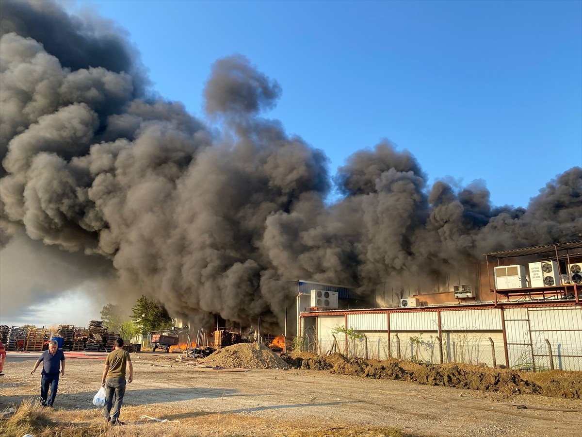 Antalya'nın Serik ilçesinde iki firmaya ait depolarda çıkan yangına itfaiye ekipleri müdahale...