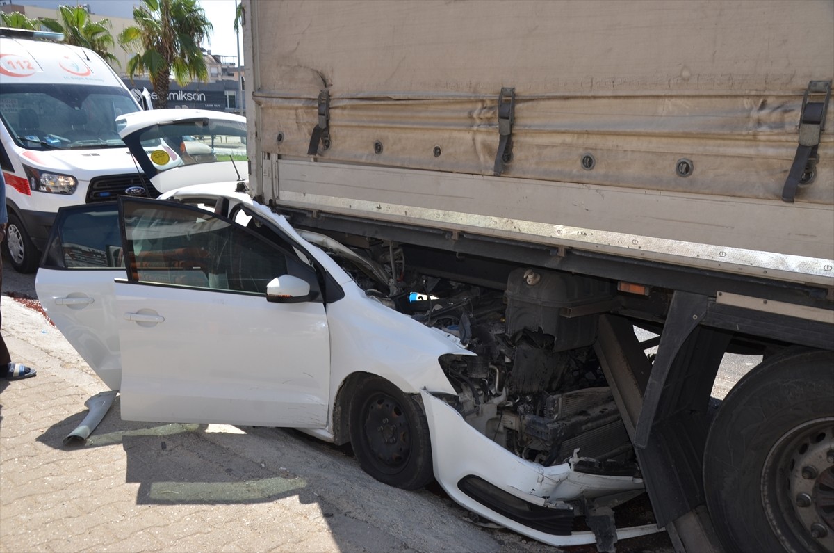 Antalya’nın Serik ilçesinde otomobilin park halindeki tıra çarpması sonucu 4 kişi...