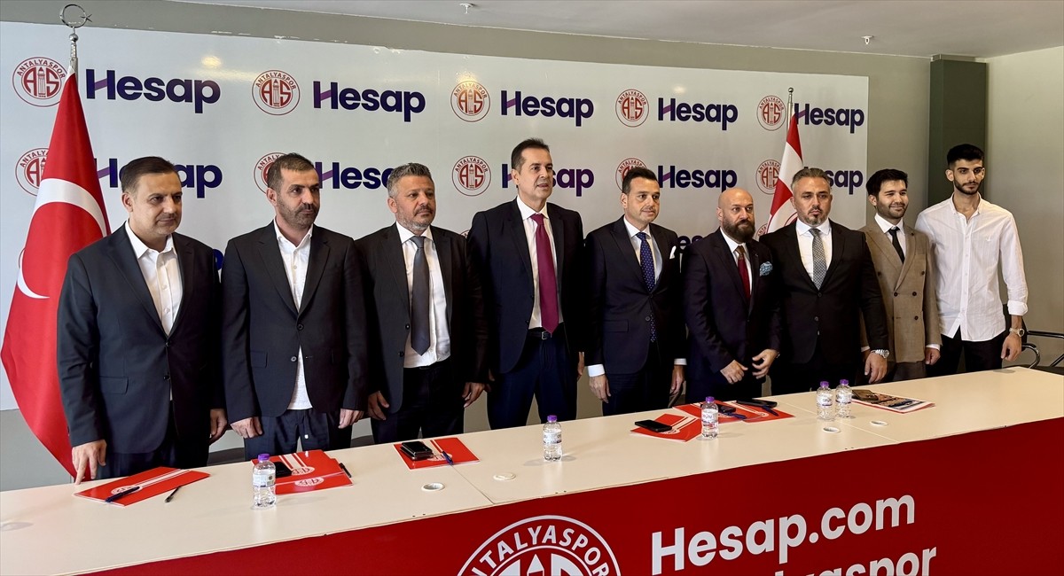 Antalyaspor Kulübü Başkanı Rıza Perçin, Atilla Vehbi Konuk Tesisleri’nde düzenlenen basın...