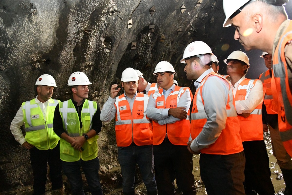 Ardahan Valisi Hayrettin Çiçek, Gürcistan sınırındaki Türkgözü Gümrük Kapısı'na geçiş sağlayan...