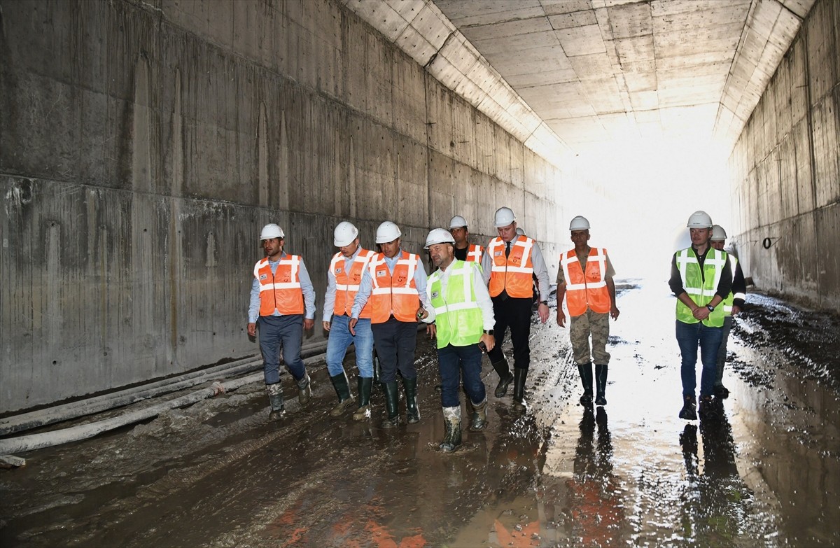 Ardahan Valisi Hayrettin Çiçek, Gürcistan sınırındaki Türkgözü Gümrük Kapısı'na geçiş sağlayan...
