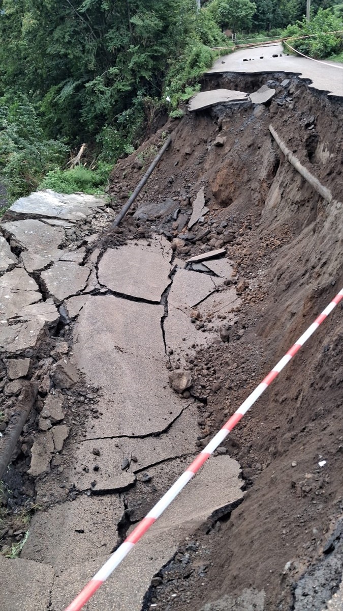 Artvin'in Kemalpaşa ilçesinde heyelan nedeniyle 2 köy yolu ulaşıma kapandı. Heyelan nedeniyle...
