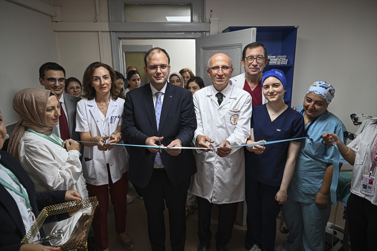 Asistanların ameliyathanede cerrahiye başlamadan önce deneyim kazanmaları amacıyla Beyoğlu Göz...