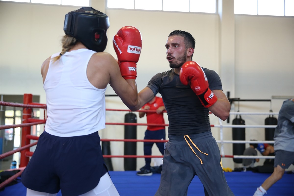 Avrupa şampiyonu milli boksör Samet Gümüş, 2025 Dünya Boks Şampiyonası'ndan altın madalya ile...