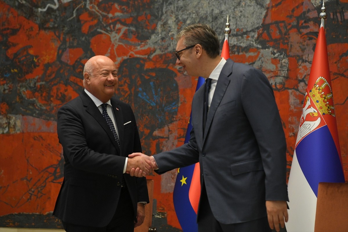 Avusturya Başbakanı Christian Stocker (solda), Sırbistan'ın başkenti Belgrad'da Cumhurbaşkanı...