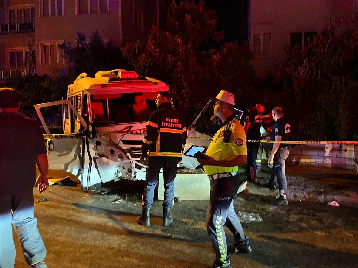 Aydın'ın Efeler ilçesinde minibüs ile otomobilin çarpışması sonucu 11 kişi yaralandı.