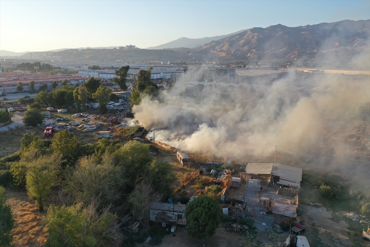 Aydın'ın Efeler ilçesinde yediemin otoparkında çıkan yangın itfaiye ekiplerince...